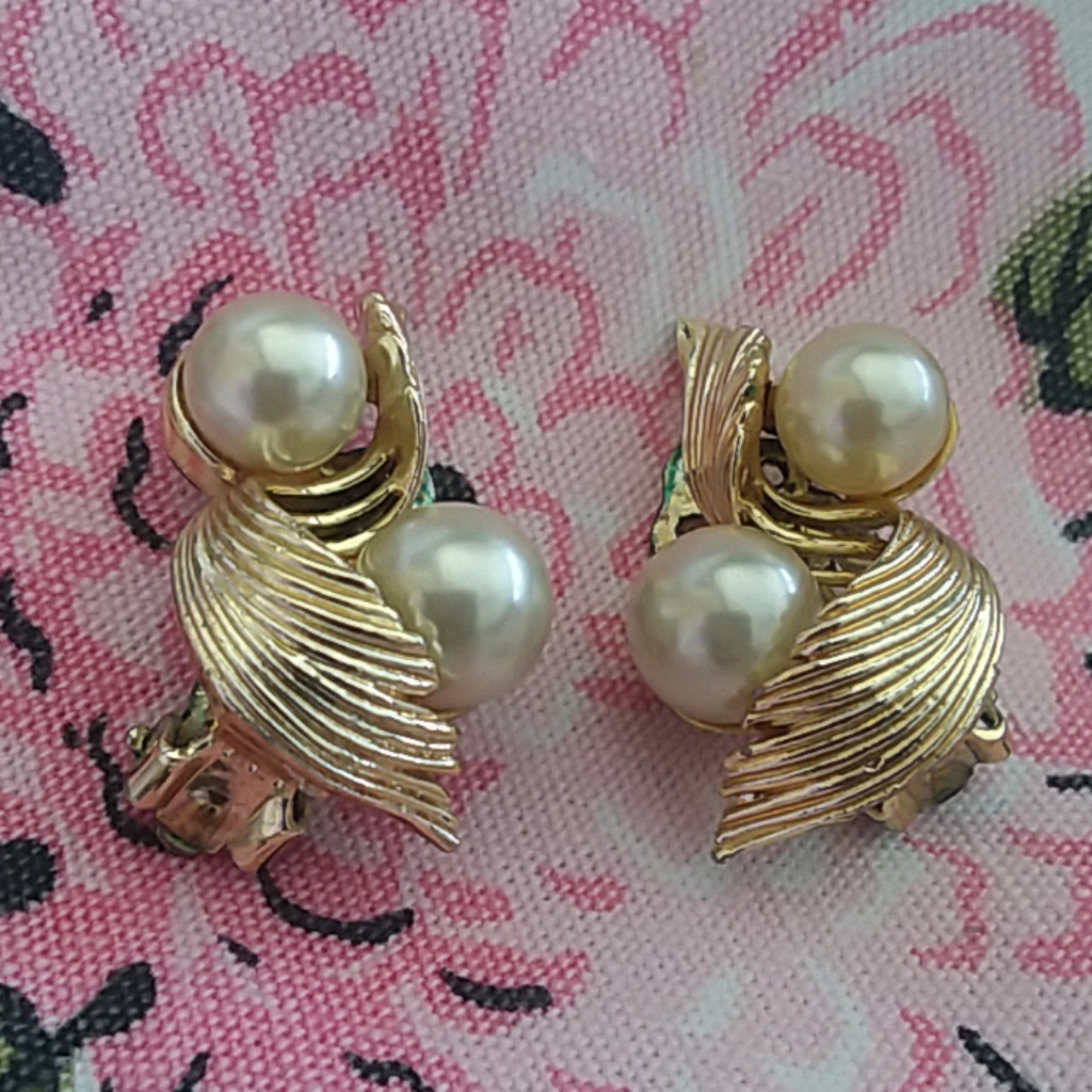 Vintage Lisner Clip On Earrings 12$